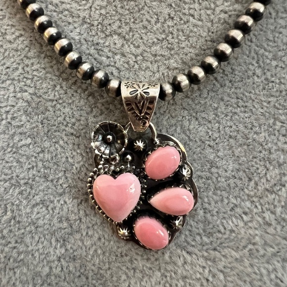 ❤️ Queen Pink Conch Paw Print & Heart Sterling Silver Navajo Statement Pendant - Picture 3 of 13